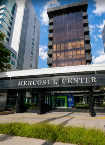 Fachada do edifício comercial onde fica o consultório, na Av. Carlos Gomes